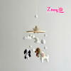 Treo nôi len handmade với các hình thú dễ thương, chất liệu mềm mại, an toàn cho bé, thích hợp trang trí nôi cũi và phòng trẻ em.