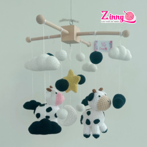 Treo nôi len handmade với các hình thú dễ thương, chất liệu mềm mại, an toàn cho bé, thích hợp trang trí nôi cũi và phòng trẻ em.