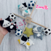 Treo nôi handmade cho bé được làm thủ công từ len mềm mại, thiết kế đáng yêu, giúp kích thích thị giác và trang trí không gian ngủ của bé.