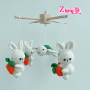 Treo nôi handmade cho bé được làm thủ công từ len mềm mại, thiết kế đáng yêu, giúp kích thích thị giác và trang trí không gian ngủ của bé.