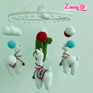 Đồ treo nôi cho bé bằng len handmade an toàn, màu sắc nhẹ nhàng, hỗ trợ phát triển giác quan và tạo điểm nhấn xinh xắn cho phòng bé.