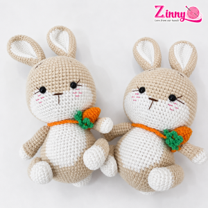 Búp bê len móc tay được thực hiện hoàn toàn thủ công, màu sắc hài hòa, thích hợp làm quà tặng và lưu giữ kỷ niệm.